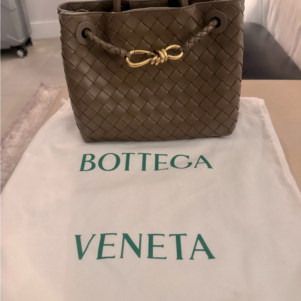 BOTTEGA VENETA
Andiamo small intrecciato leather tote - Picture 11 of 11